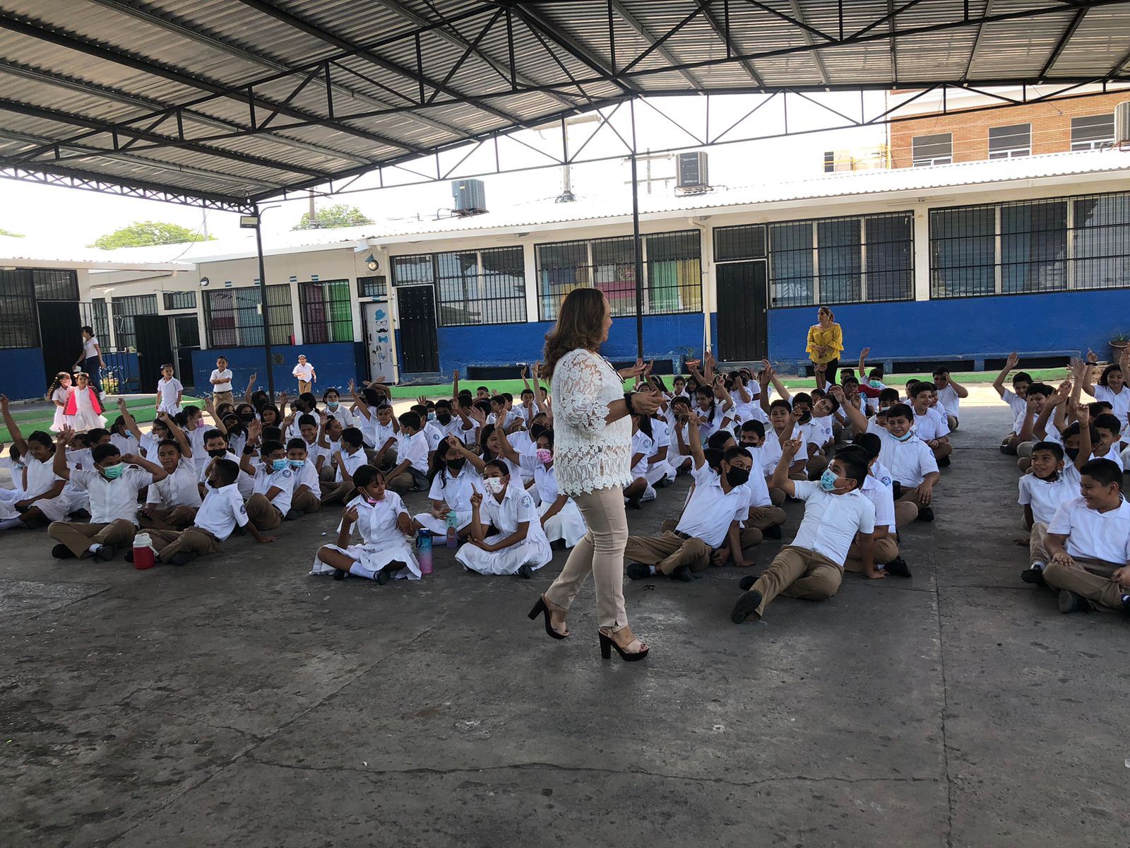 Actividad formativa de LSN con un grupo de estudiantes sentados en el patio