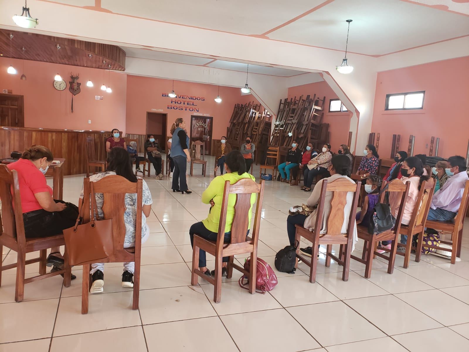 Grupo comunitario reunido en círculo durante una experiencia de LSN