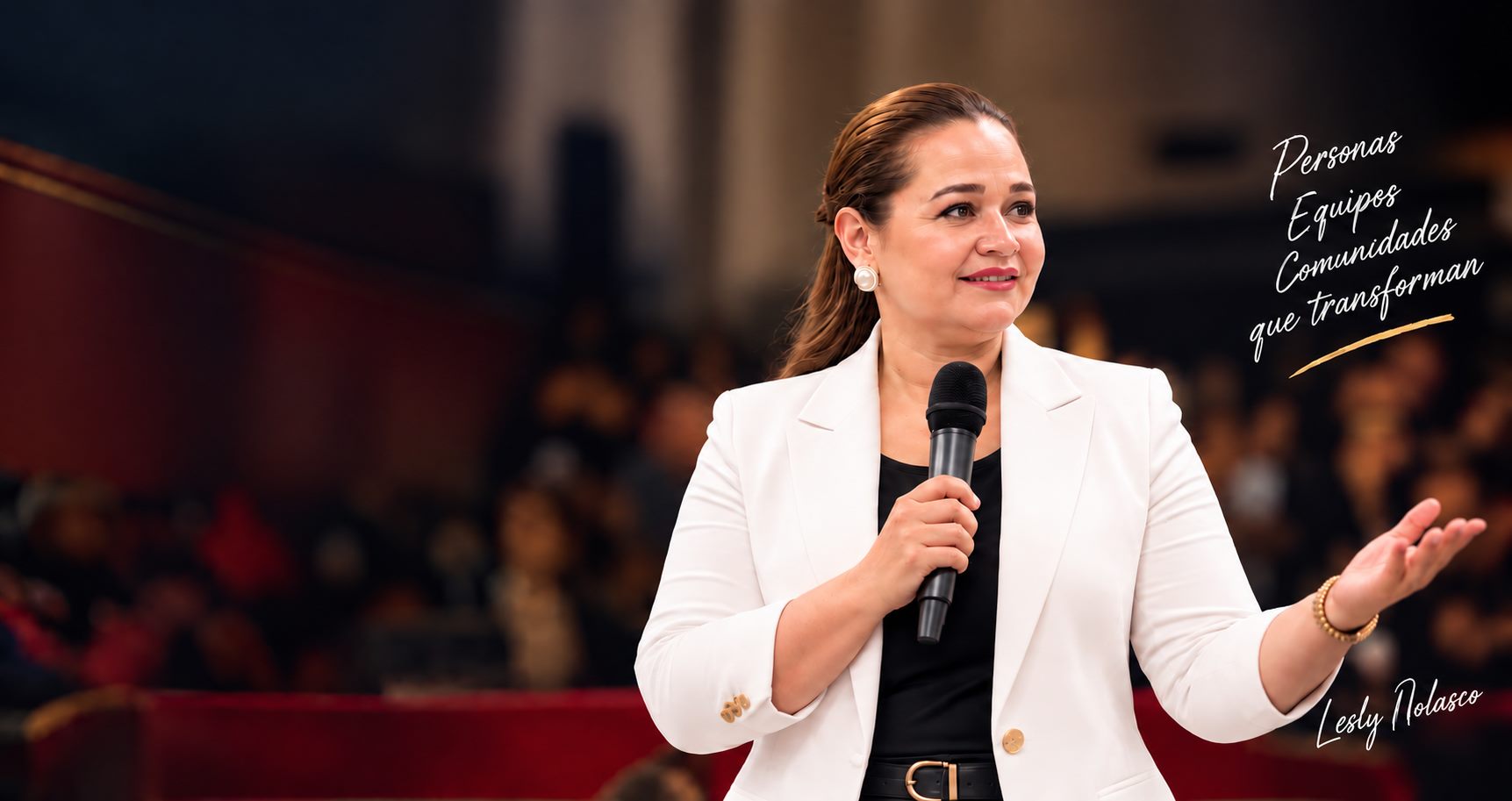 Lesly Nolasco, mentora y conferencista de LSN, dirigiéndose a una audiencia