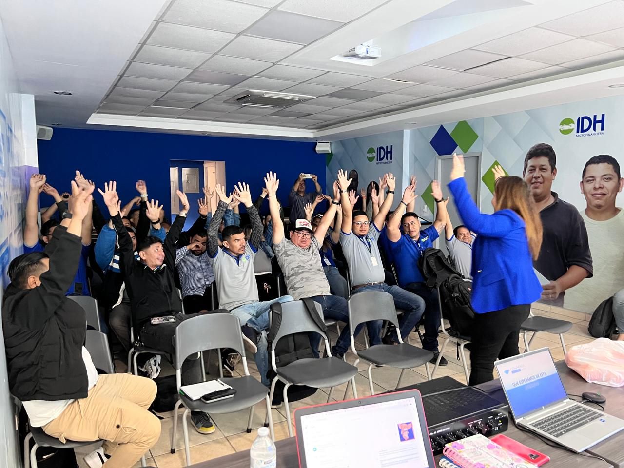 Grupo participando activamente en una dinámica de integración, con las manos levantadas