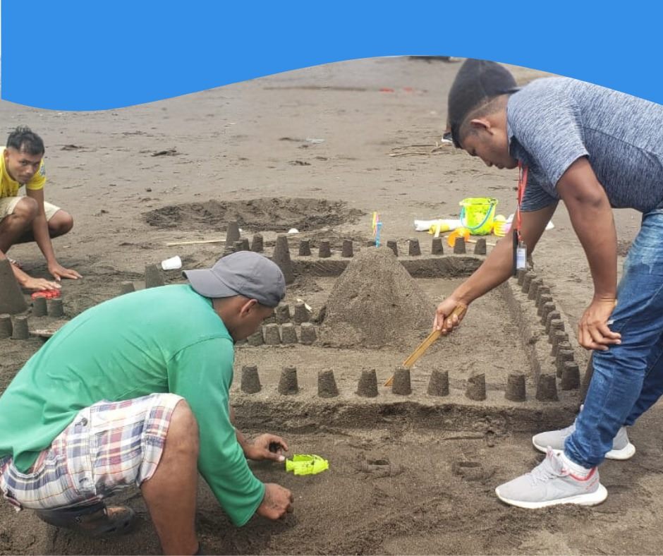 Participantes realizando una actividad práctica de construcción como ejercicio de aprendizaje experiencial